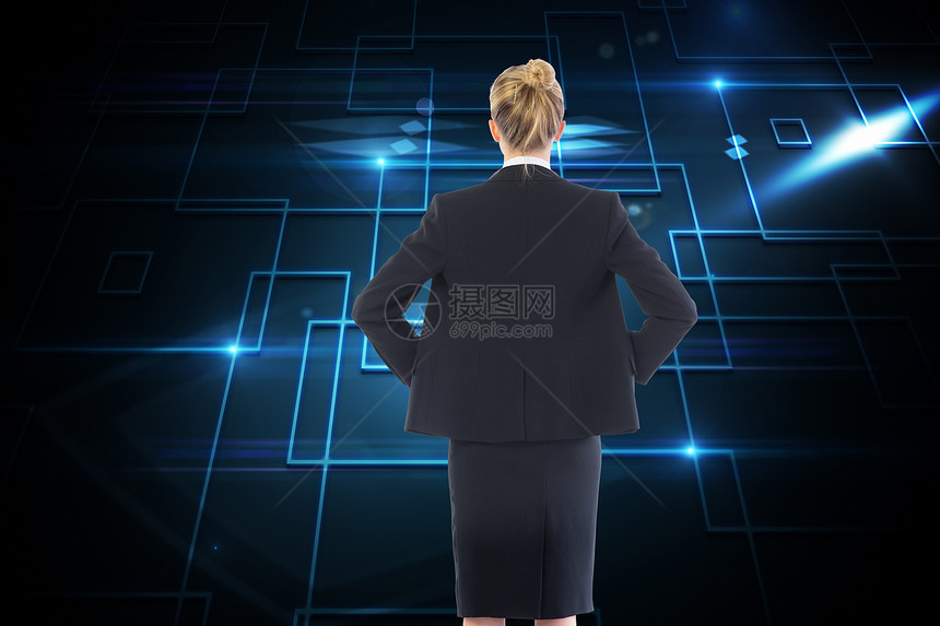 商业女商务人士的复合形象 她们用手站在臀部上女士蓝色联锁双手浅色辉光人士屏幕计算机套装图片