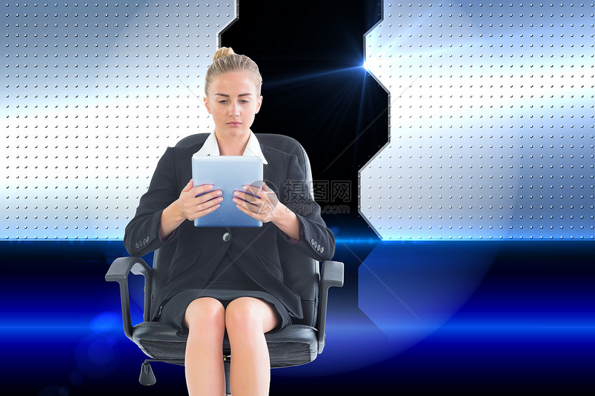 使用平板电脑的集中的希奇女商务人士前视图像综合图象女性触摸屏绘图女士数字人士职业旋转蓝色计算机图片