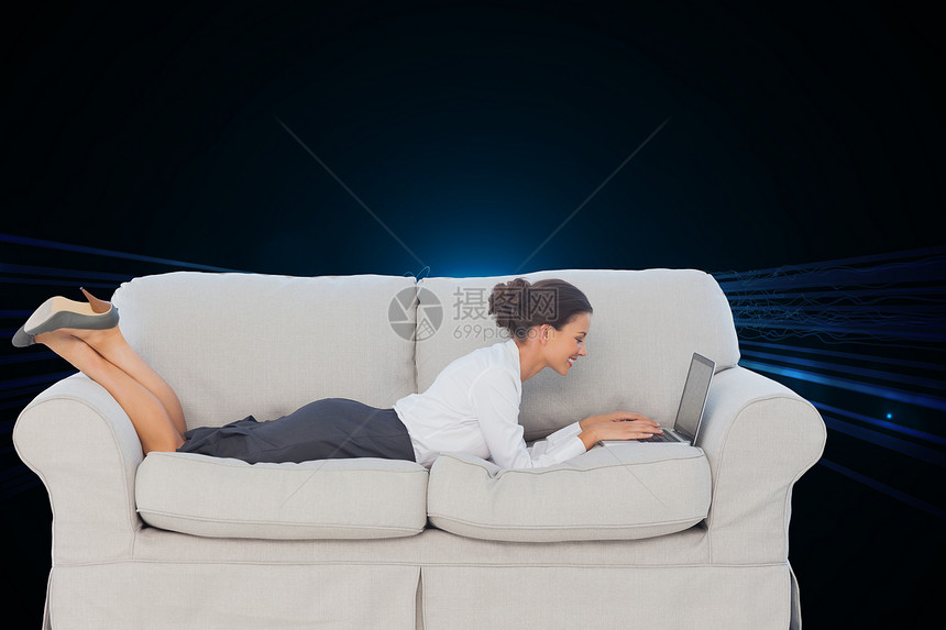 商业妇女躺在沙发上的复合形象漩涡状头发商务蓝色漩涡计算机未来派绘图笔记本技术图片