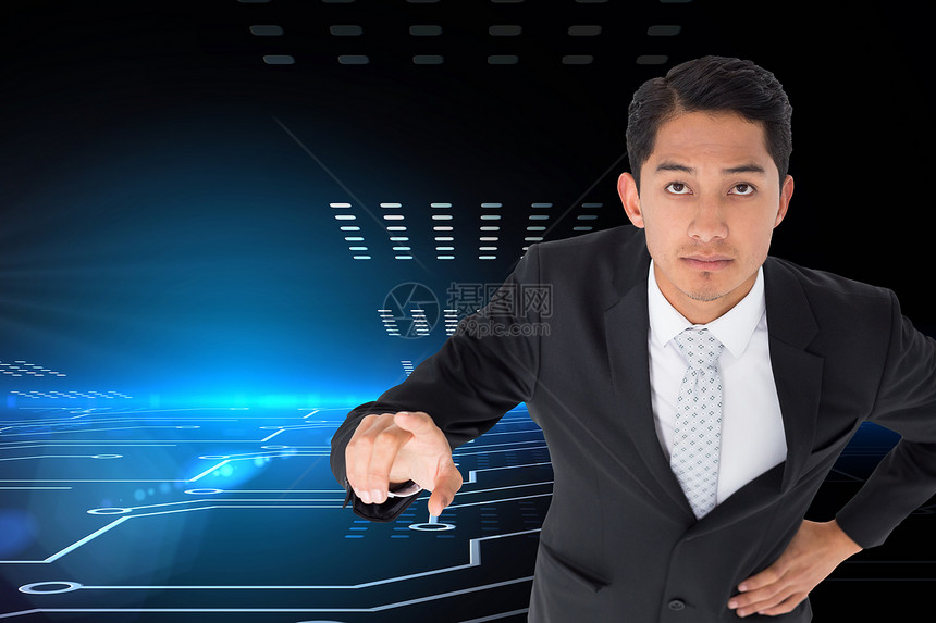 持续笑笑的亚洲商务人士指着一幅综合图像屏幕计算机火花职业技术电路板棕色套装男性商务图片
