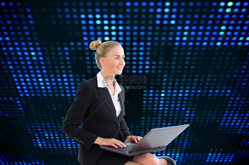 使用笔记本电脑的女商务人士综合图像快乐人士未来派技术女性头发辉光绘图蓝色职业图片