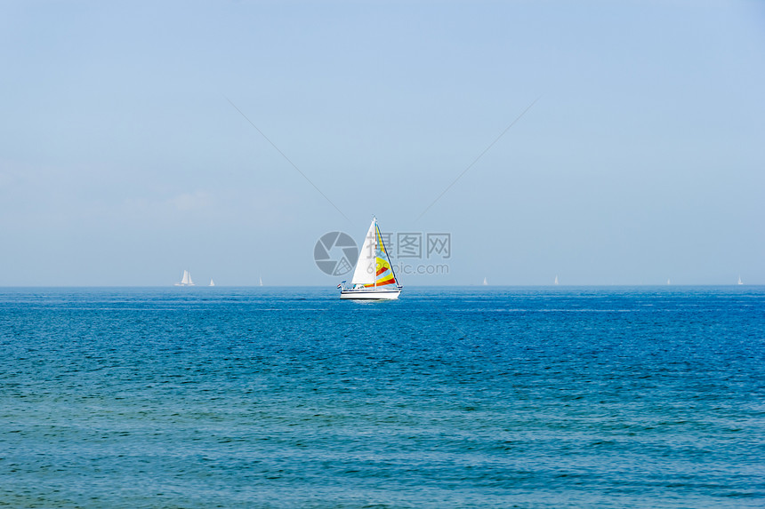 海景以帆船为背景 蓝天的背景旅行游艇爱好蓝色桅杆血管运输橙子运动人员图片