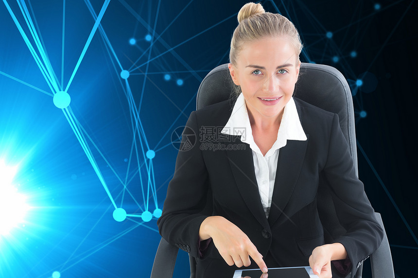 商业女商务人士坐在带平板板板的摇摆椅上的综合图像连接绘图套装蓝色电脑技术女性微笑辉光滚动图片