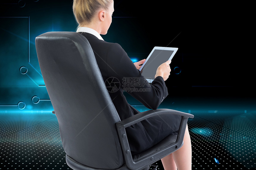商业女商务人士坐在带平板板板的摇摆椅上的综合图像电脑计算女士旋转绘图人士女性职业数字电路板图片