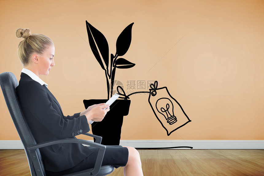 商业女商务人士坐在带平板板板的摇摆椅上的综合图像植物药片生长人士滚动旋转女性电脑绘图橙子图片