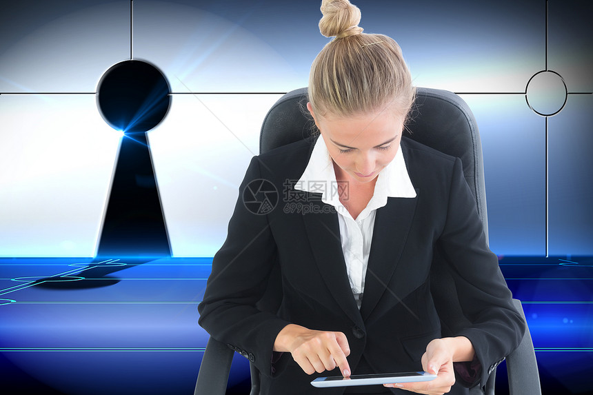 商业女商务人士坐在带平板板板的摇摆椅上的综合图像滚动女士女性药片锁孔数字触摸屏套装商务电脑图片