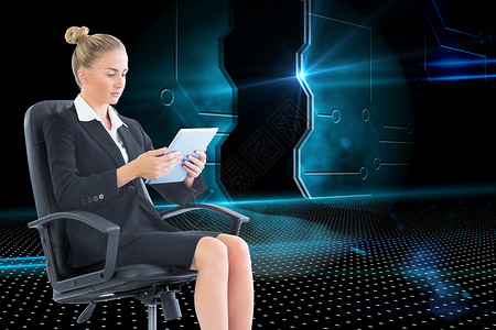 商业女商务人士坐在带平板板板的摇摆椅上的综合图像数字触摸屏计算机药片职业旋转商务蓝色人士电脑背景图片