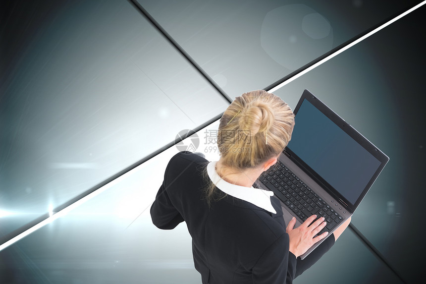 使用笔记本电脑的女商务人士综合图像人士头发数字套装技术职业浅色女性商务计算图片