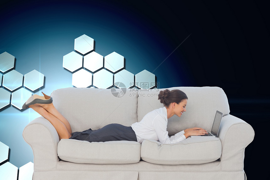 商业妇女躺在沙发上的复合形象蓝色衬衫高跟鞋计算机六边形微笑绘图人士商务棕色图片