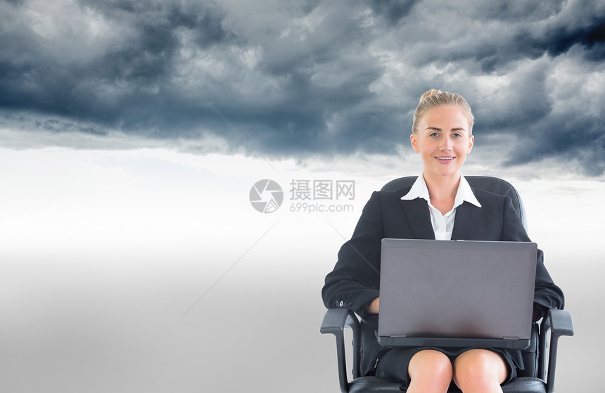 商业女商务人士用笔记本电脑坐在摇摇椅上的综合图像数字套装微笑技术职业计算机商务女士绘图旋转图片