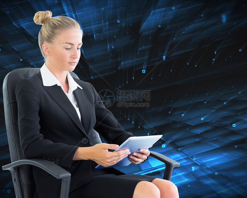 商业女商务人士坐在带平板板板的摇摆椅上的综合图像商务计算旋转蓝色女士药片绘图计算机数字电脑图片
