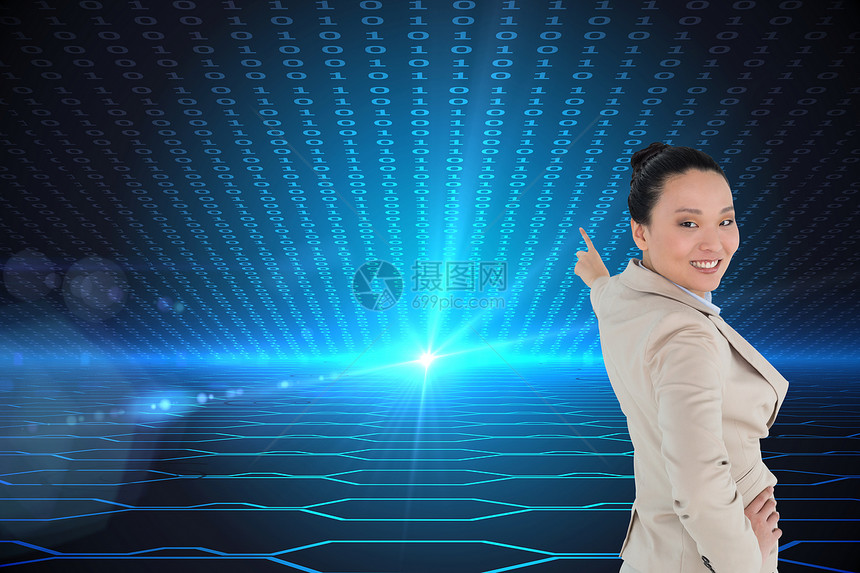 笑笑的亚洲女商务人士指着一副综合图像六边形手指蓝色套装屏幕辉光女性微笑职业计算图片