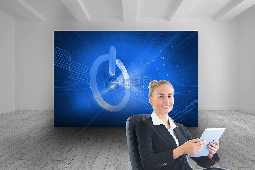 商业女商务人士坐在带平板板板的摇摆椅上的综合图像触摸屏电脑计算人士房间微笑套装蓝色技术滚动图片