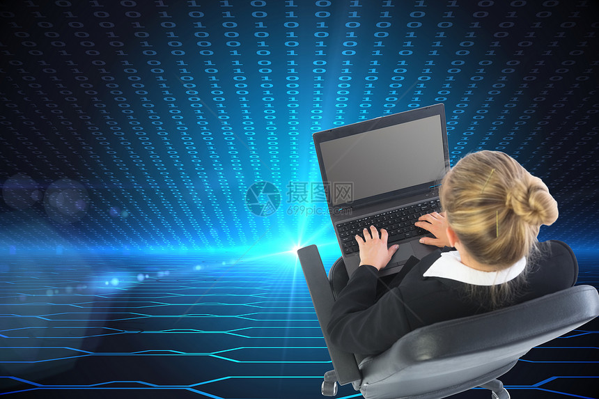 商业女商务人士用笔记本电脑坐在摇摇椅上的综合图像火花六边形代码计算辉光编码计算机女性绘图人士图片