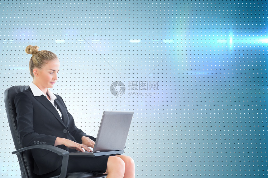 商业女商务人士用笔记本电脑坐在摇摇椅上的综合图像旋转数字计算商务套装绘图蓝色微笑职业女性图片