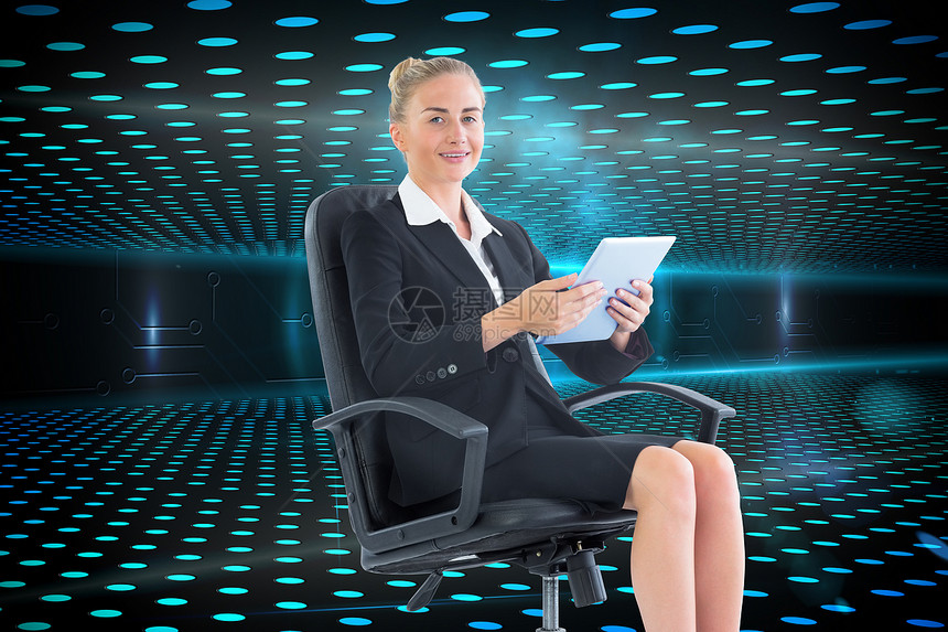 商业女商务人士坐在带平板板板的摇摆椅上的综合图像技术触摸屏蓝色药片微笑火花电路板滚动商务计算图片