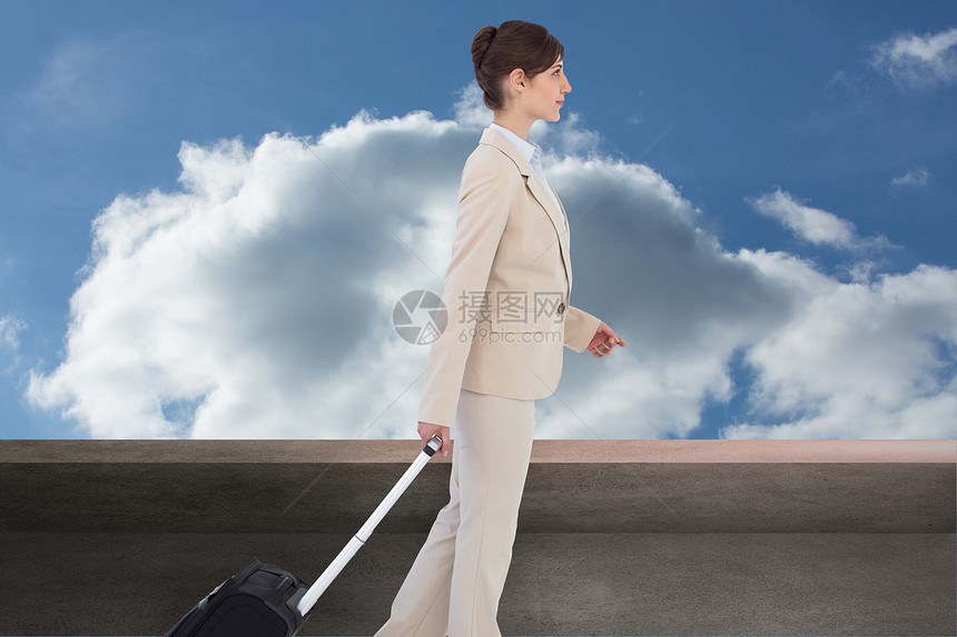 认真的女商务人士拉着手提箱的综合图象快乐牵引旅行行李职业蓝天晴天棕色商务天空图片