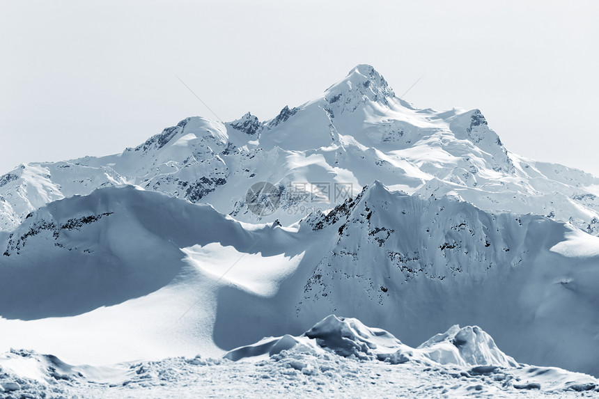 在多云天气下雪的山中土地蓝色高山天空阳光旅游晴天闲暇山峰冰川图片