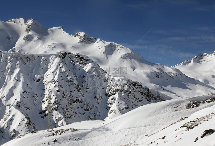 云中的山岳旅行季节蓝色冻结闲暇爬坡远足天空山峰高山图片