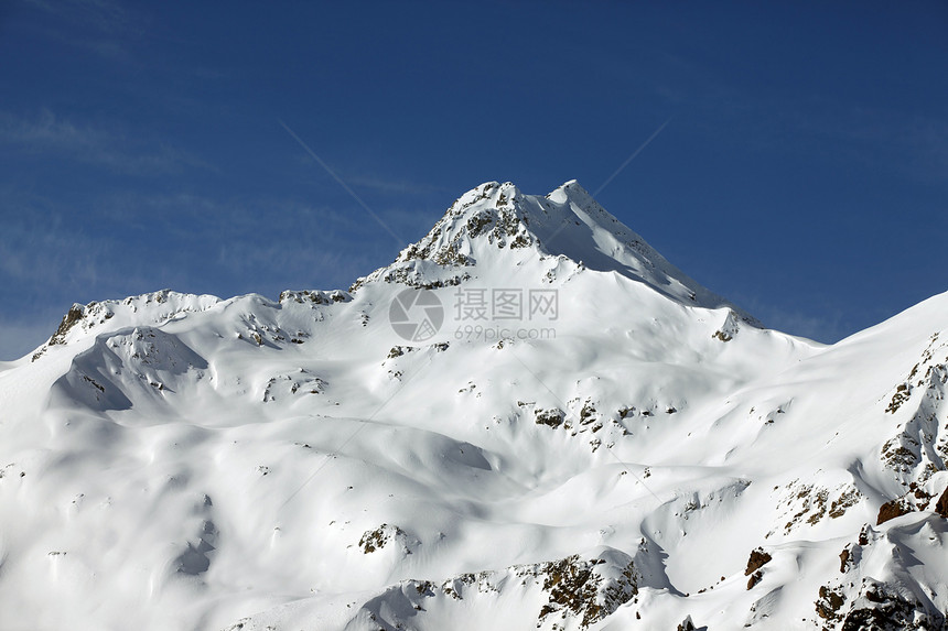 山丘和雪雪蓝色阳光闲暇冻结登山山峰旅游土地远足天空图片