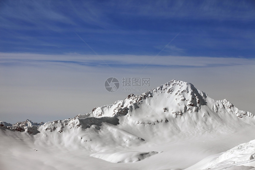 云中的山岳闲暇山峰晴天冻结土地太阳阳光登山季节旅游图片