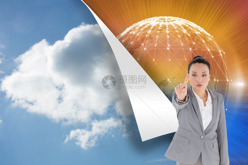 不断微笑的亚洲女商务人士综合形象 指着天空套装地球橙子棕色职业屏幕人士计算机世界图片