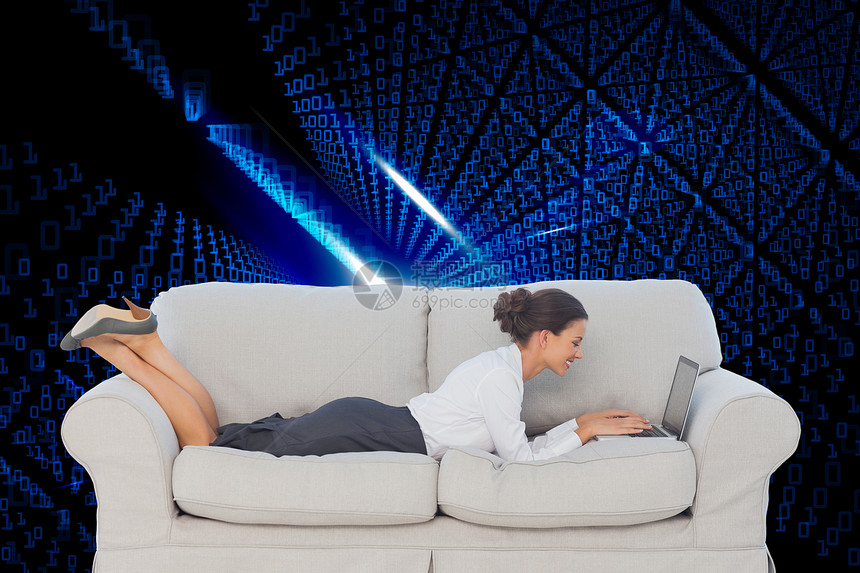 商业妇女躺在沙发上的复合形象棕色线条快乐技术绘图计算机蓝色辉光劳动力衬衫图片