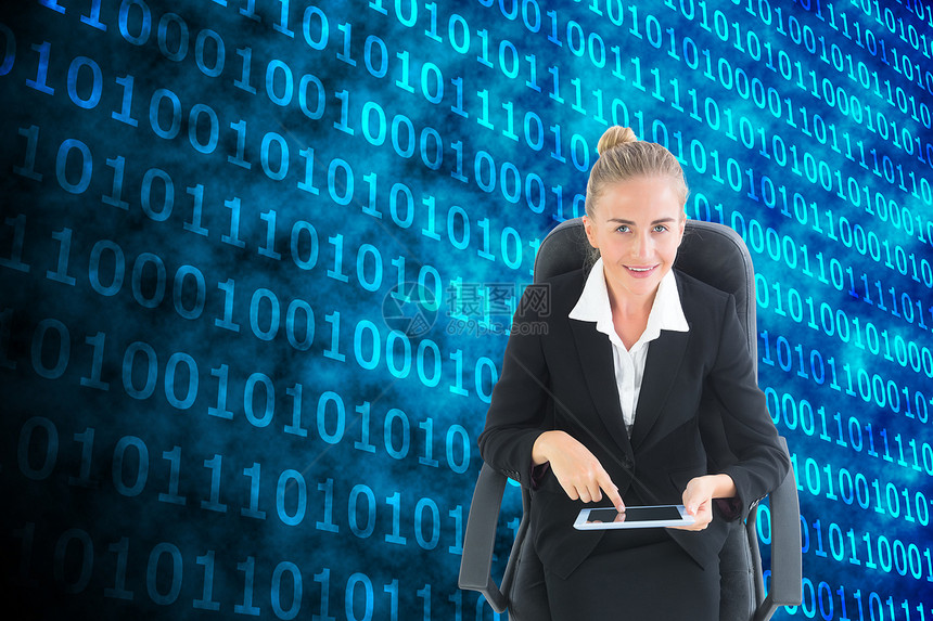 商业女商务人士坐在带平板板板的摇摆椅上的综合图像辉光电脑职业商务触摸屏绘图蓝色技术药片计算机图片