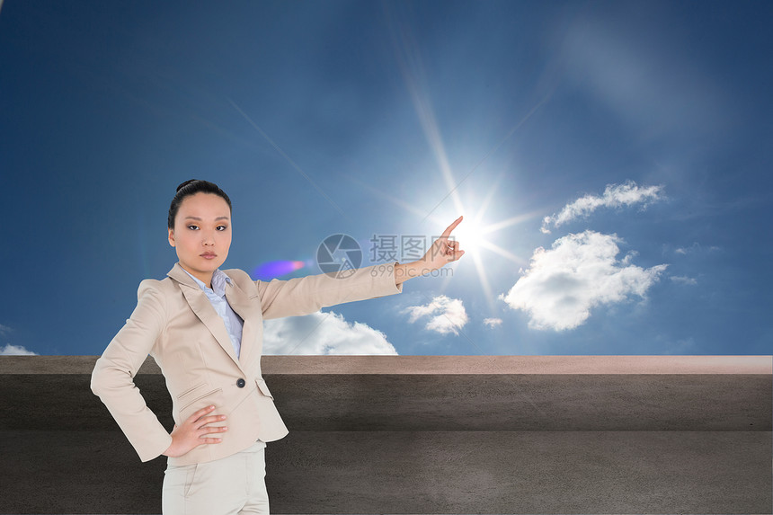 不断微笑的亚洲女商务人士综合形象 指着天空公司推介会阳光套装晴天商业屏幕蓝天职业图片