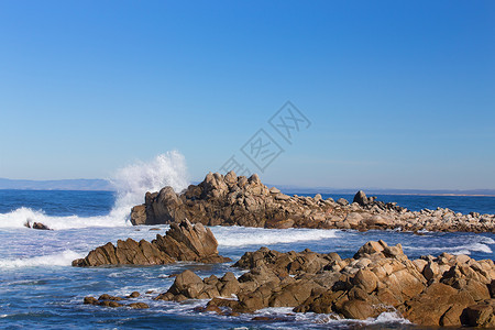 太平洋草原的波浪撞岩图片