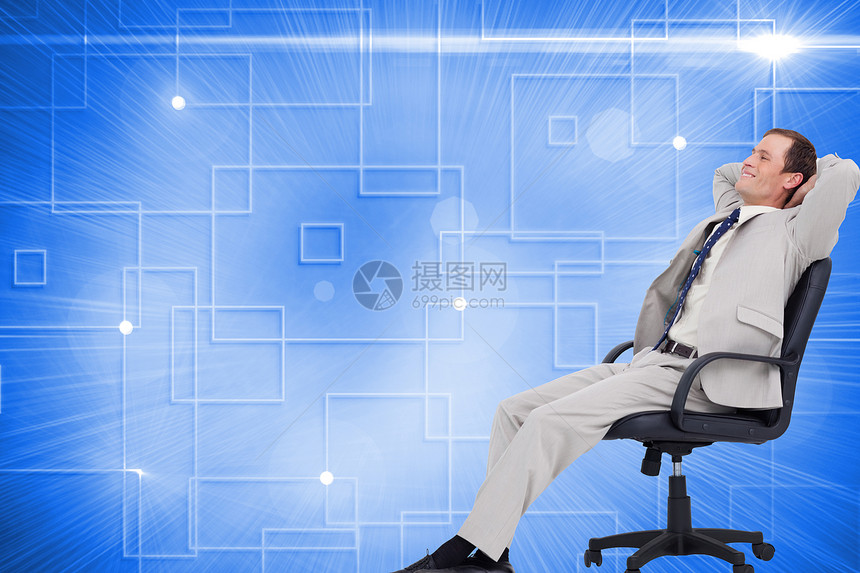 坐在椅子上的商务人士的侧视面图像综合成像计算机未来派夹克屏幕技术绘图蓝色领带快乐穿越图片