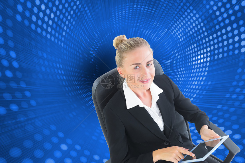 商业女商务人士坐在带平板板板的摇摆椅上的综合图像女士旋转触摸屏微笑螺旋电脑绘图套装未来派辉光图片