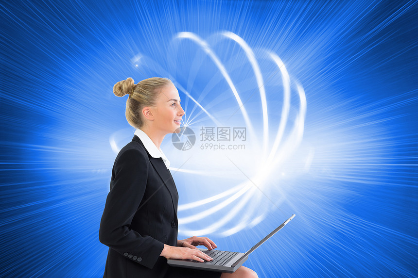 使用笔记本电脑的女商务人士综合图像蓝色火花快乐曲线绘图地面人士技术女性商务图片