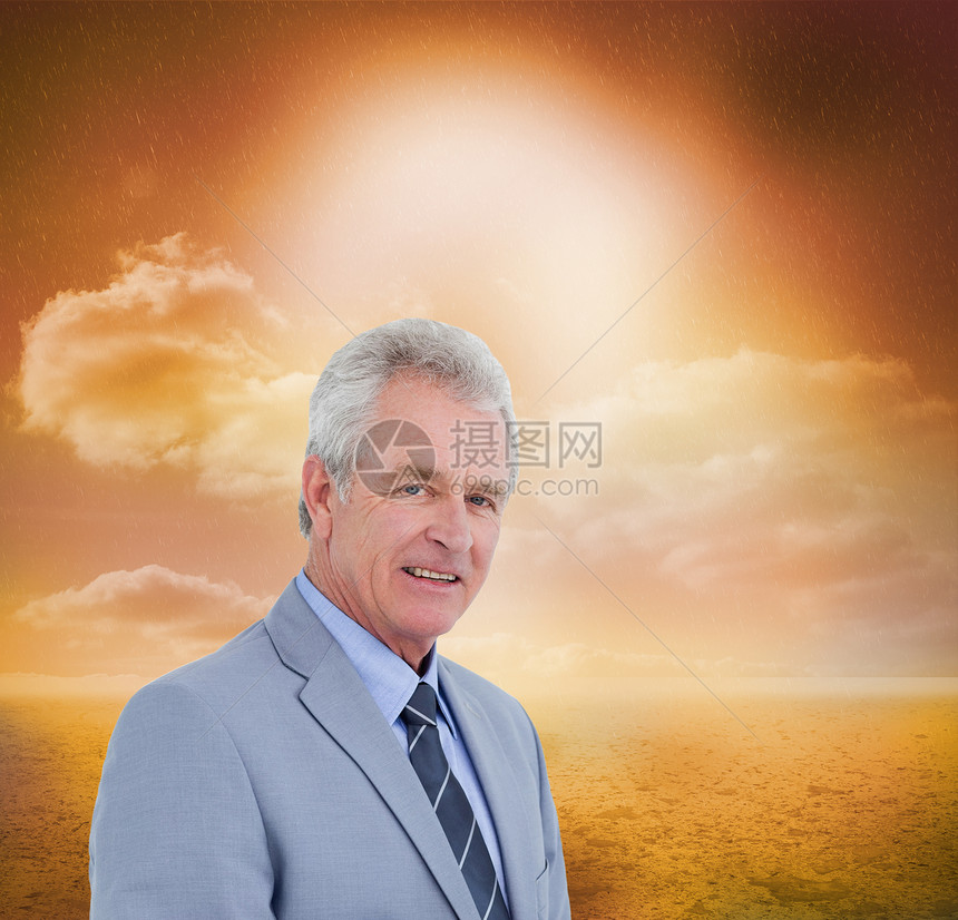 配有平板电脑的成熟商务人士侧视图复合合成图像日落晴天沙漠领带男人触摸屏头发日出人士橙子图片