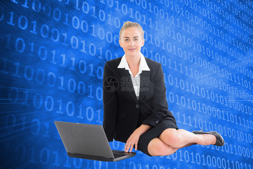 使用笔记本电脑的女商务人士综合图像金发代码浅色人士套装计算机蓝色女士金发女郎头发图片