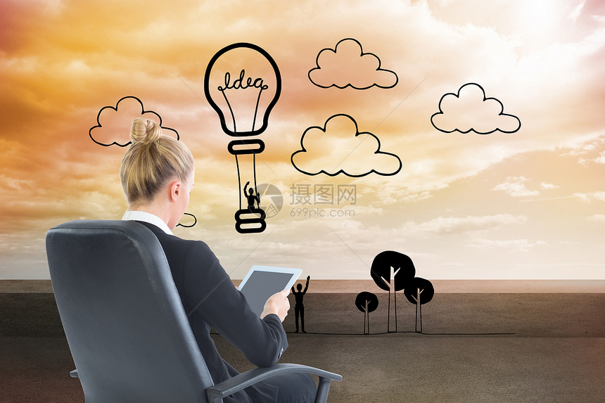 商业女商务人士坐在带平板板板的摇摆椅上的综合图像热气球绘图商务橙子职业阳台滚动数字女士人士图片