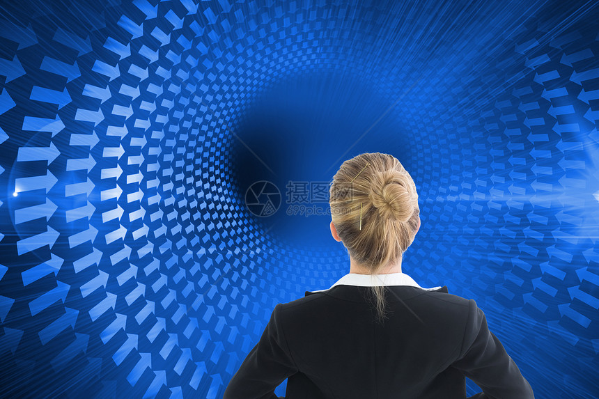 商业女商务人士的复合形象 她们用手站在臀部上人士浅色辉光女性计算机蓝色隧道金发女郎绘图女士图片