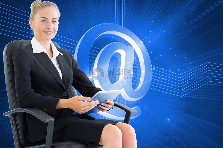 商业女商务人士坐在带平板板板的摇摆椅上的综合图像电脑滚动触摸屏女性女士线条人士电子邮件套装辉光图片