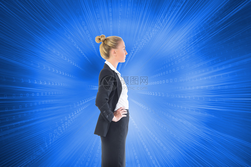商业女商务人士的复合形象 她们用手站在臀部上隧道头发职业双手女性金发蓝色套装女士浅色图片