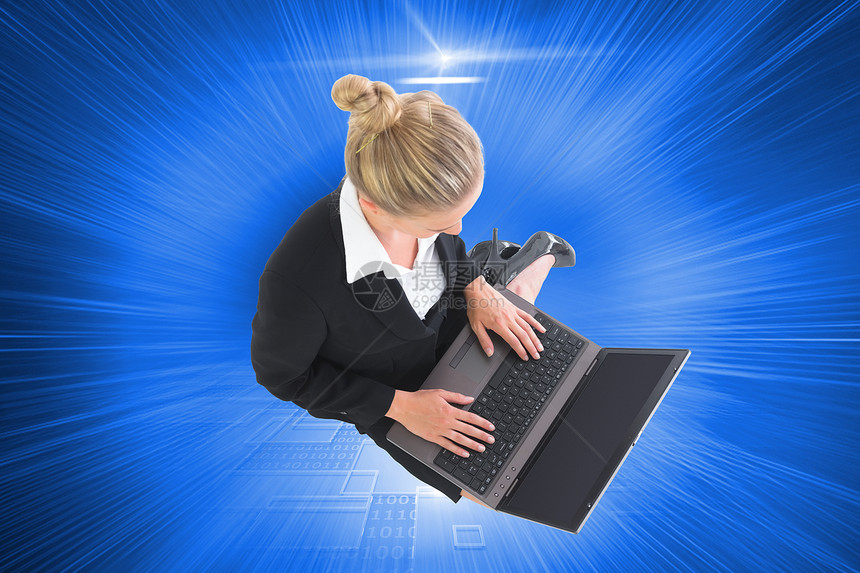 使用笔记本电脑的女商务人士综合图像计算机商业未来派地面浅色辉光蓝色女士绘图技术图片