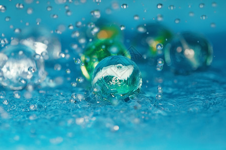 球和水宏观洪水装饰静物首饰海洋风格玻璃状下雨蓝色背景图片