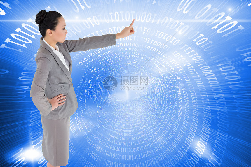 不断微笑的亚洲女商务人士综合形象 指着辉光女士隧道女性漩涡计算手指棕色职业绘图图片