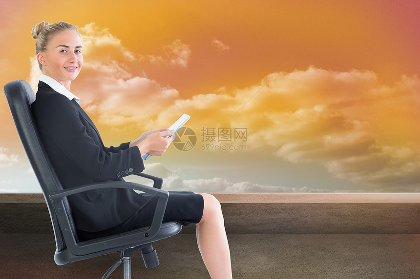 商业女商务人士坐在摇摆椅子上并拿着文件夹的复合图像日落日出电脑职业天空金发女郎阳光浅色药片微笑图片