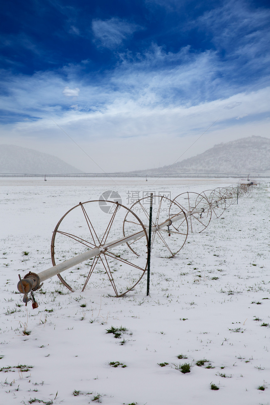 内华达有灌溉轮和雪雪的谷物田风景场地蓝色地标下雪天气旅行假期轮子天空图片