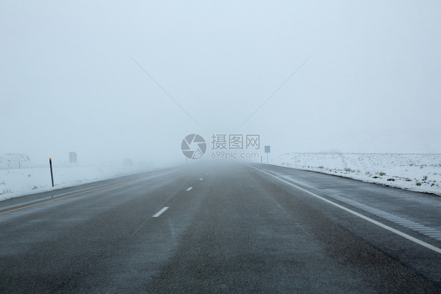 内华达州际积雪路15条水泥风景首脑岩石天空高山地标下雪旅行假期图片