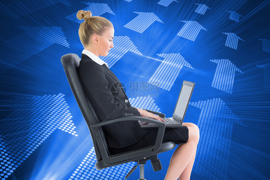 商业女商务人士用笔记本电脑坐在摇摇椅上的综合图像套装辉光技术数字女士女性未来派商务职业绘图图片