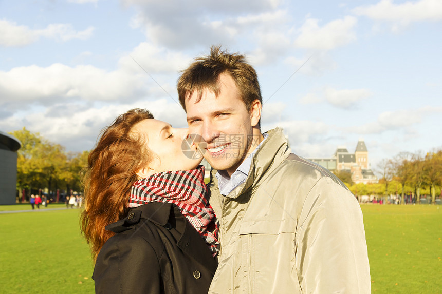 在阿姆斯特丹博物馆殿门外亲吻一对幸福的情侣男人博物馆微笑女士拥抱快乐广场享受男性季节性图片
