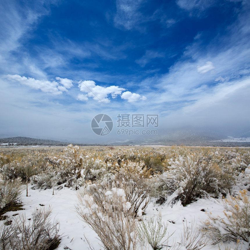 美国内华达州山中春雪悬崖岩石天空远足崎岖首脑蓝色顶峰荒野风景图片