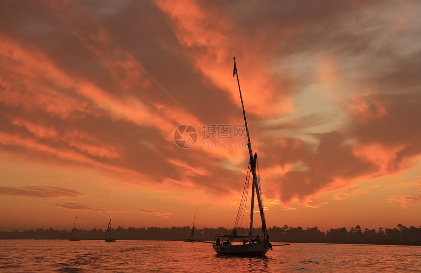 Felucca船在日落时在尼罗河上航行 卢克索巡航天空港口旅行发动机全景汽艇沙漠城市运输图片