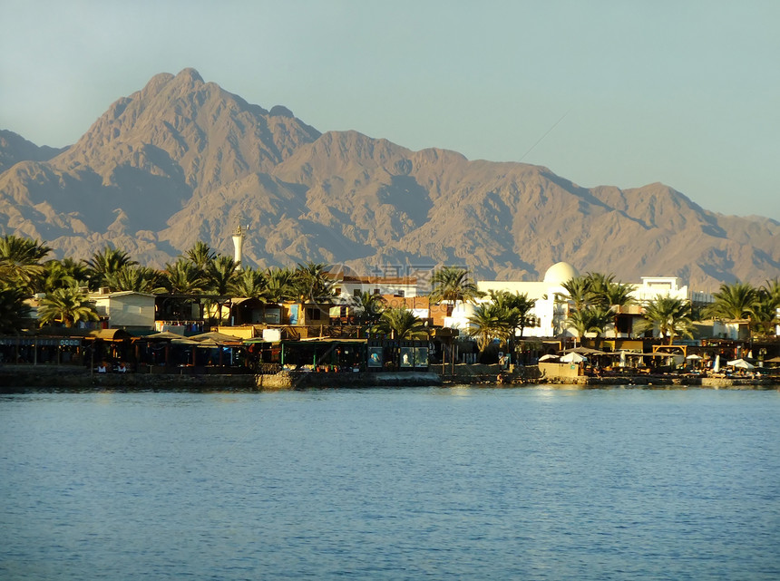 埃及达哈布镇红海海岸线海洋红色沙漠建筑学半岛风景旅行建筑物海岸海滩图片